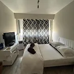 A In Δωμάτια σε οικογενειακή κατοικία